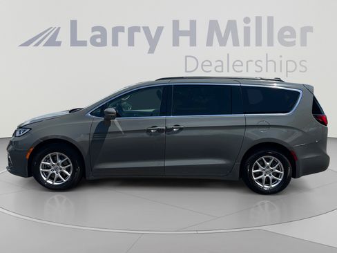 Used 2022 Chrysler Pacifica Touring-L FWD image 2