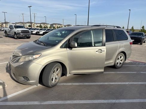 Used 2017 Toyota Sienna LE FWD image 5