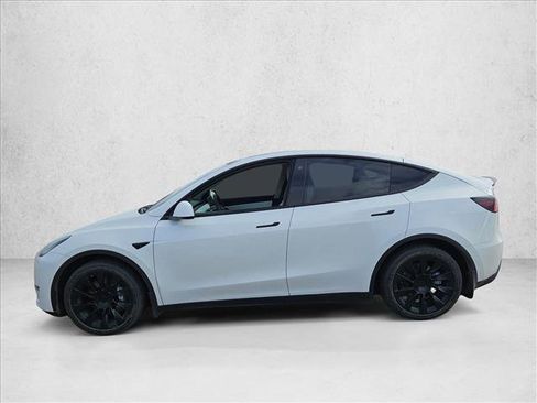 Used 2022 Tesla Model Y Long Range image 8