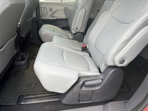 Used 2024 Toyota Sienna XLE FWD image 18