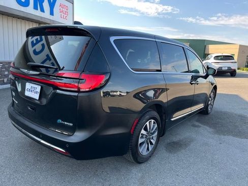 Used 2023 Chrysler Pacifica Limited image 13