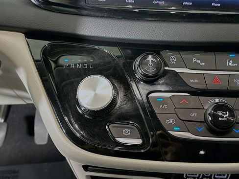 Used 2023 Chrysler Pacifica Touring-L FWD image 21