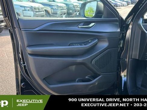 New 2025 Jeep Grand Cherokee Laredo w/ Luxury Tech Group I image 9