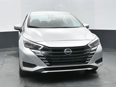 Used 2025 Nissan Versa SV image 3