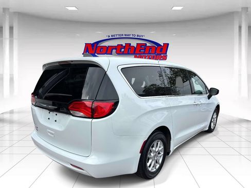Used 2023 Chrysler Voyager LX FWD image 3