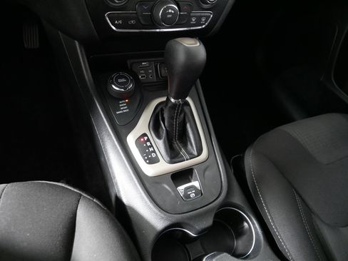 Used 2017 Jeep Cherokee Latitude w/ Safety/Convenience Group AWD/4WD image 24