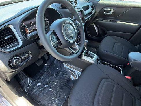 Used 2022 Jeep Renegade Latitude AWD/4WD image 10
