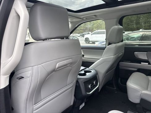 Used 2025 Ford Expedition Active image 37