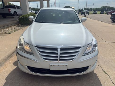 Used 2013 Hyundai Genesis 3.8 RWD image 3