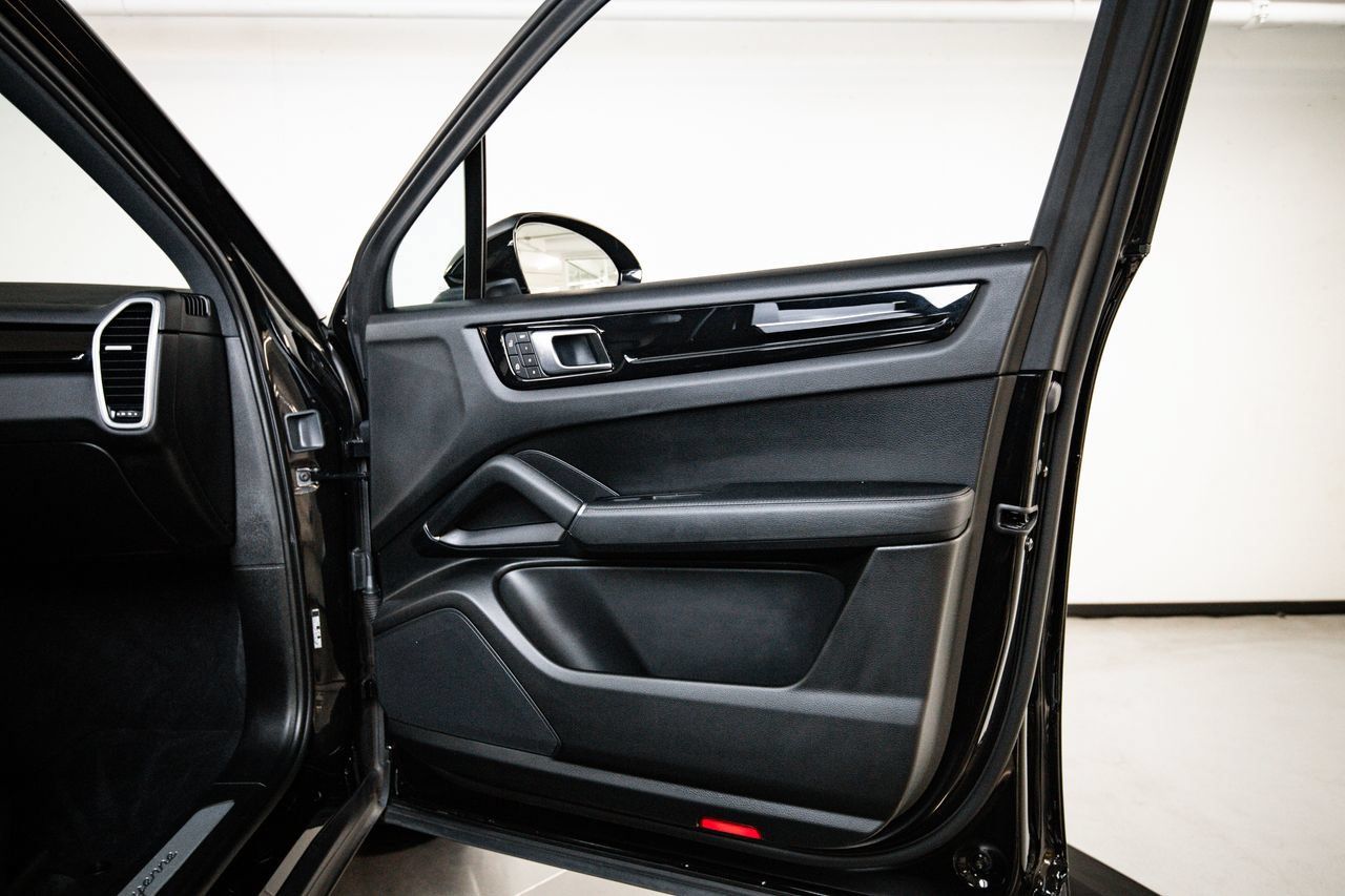 Certified 2023 Porsche Cayenne AWD/4WD image 27