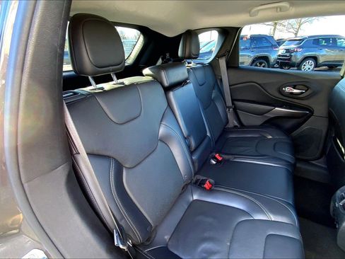 Used 2019 Jeep Cherokee Limited image 17