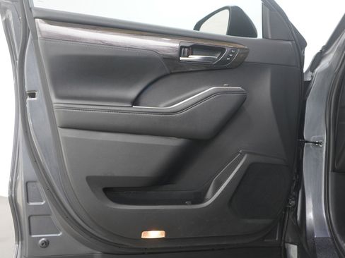 Used 2021 Toyota Highlander Limited image 24