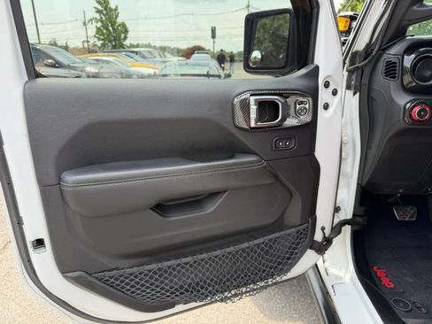 Used 2018 Jeep Wrangler Unlimited Sahara w/ Uconnect 4C Nav & Sound Group AWD/4WD image 31