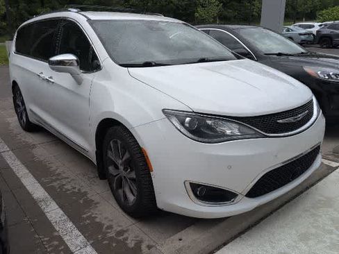 Used 2017 Chrysler Pacifica Limited w/ Advanced Safetytec Group FWD image 5