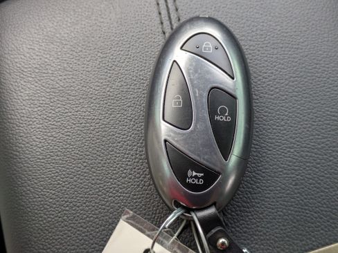 Used 2025 Hyundai Santa Cruz Limited AWD/4WD image 32