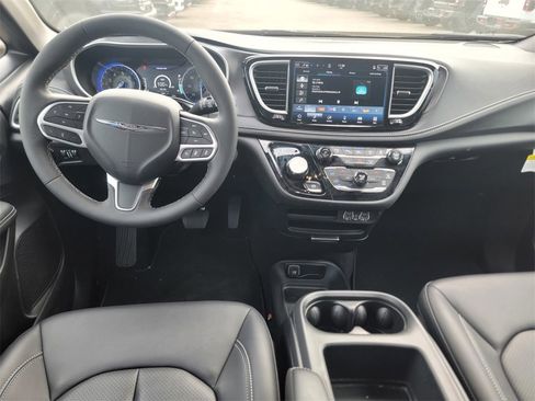 New 2025 Chrysler Pacifica Select w/ Fav Edition Package image 11