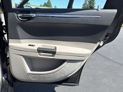 Used 2006 Chrysler 300 C RWD image 36