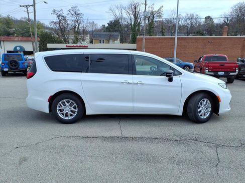 New 2026 Chrysler Pacifica Select image 3