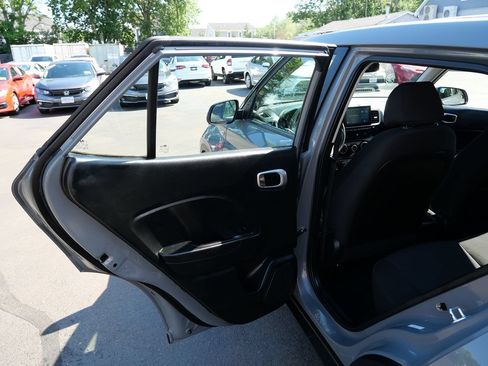 Used 2020 Hyundai Venue SE FWD image 25