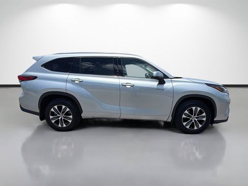 Used 2021 Toyota Highlander XLE AWD/4WD image 2