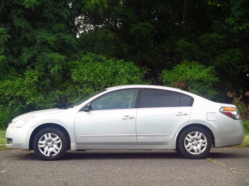 Used 2009 Nissan Altima 2.5 S w/ Emergency Aid Pkg FWD image 2
