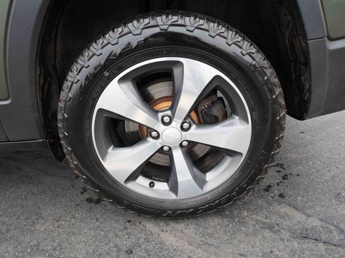 Used 2019 Jeep Cherokee Limited image 30