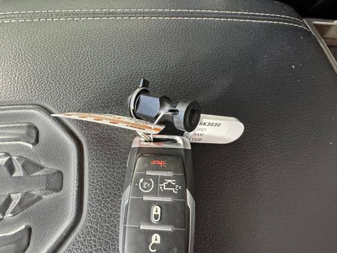 Used 2021 RAM 1500 Laramie AWD/4WD image 3