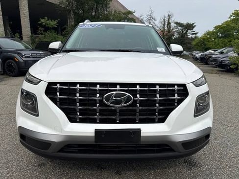 Used 2024 Hyundai Venue SEL FWD image 2
