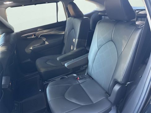 Used 2025 Toyota Highlander Platinum image 49