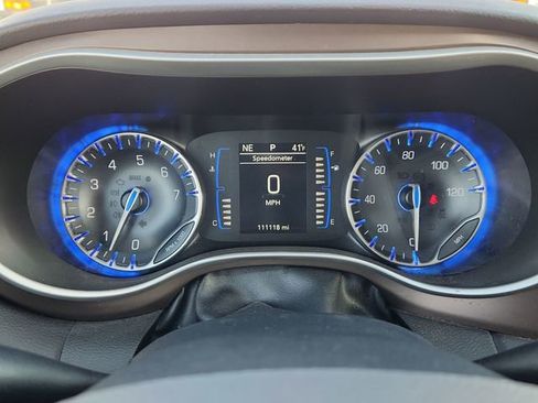 Used 2019 Chrysler Pacifica Touring-L image 41