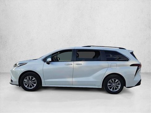Used 2023 Toyota Sienna XLE image 3