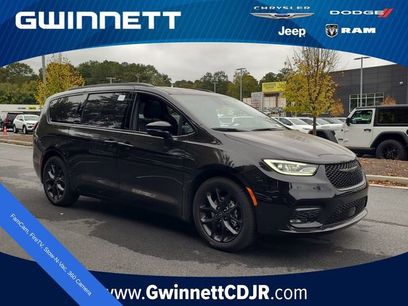 New 2026 Chrysler Pacifica Limited w/ Uconnect Theater Family Group