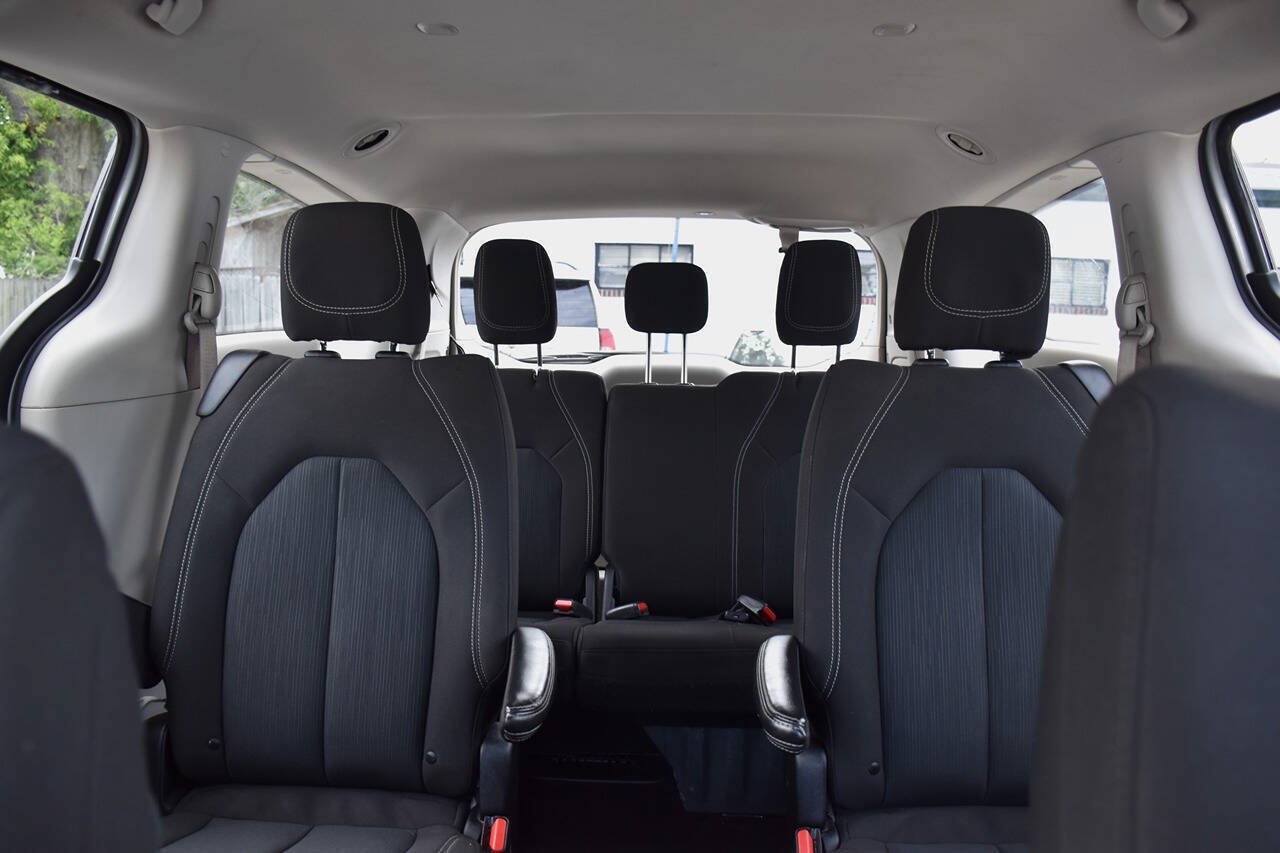Used 2022 Chrysler Voyager LX FWD image 23