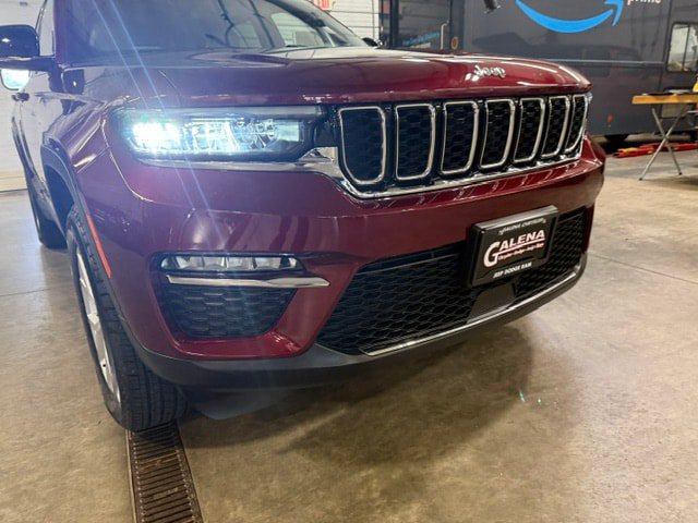 Used 2023 Jeep Grand Cherokee Limited AWD/4WD image 2