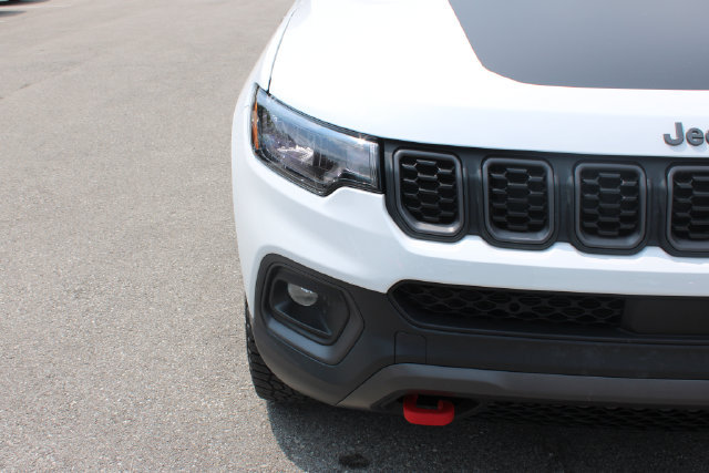 Used 2025 Jeep Compass Trailhawk w/ Trailhawk Convenience Group AWD/4WD image 38