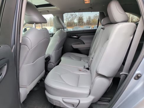 Used 2022 Toyota Highlander XLE image 12