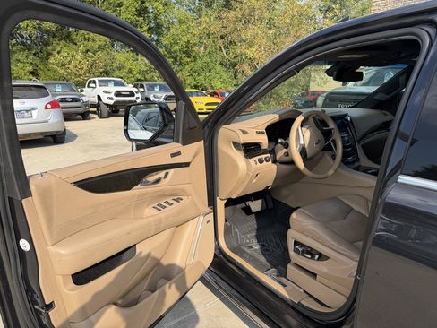 Used 2019 Cadillac Escalade ESV Platinum AWD/4WD image 10