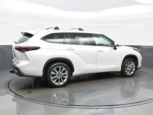 Used 2025 Toyota Highlander Limited AWD/4WD image 6