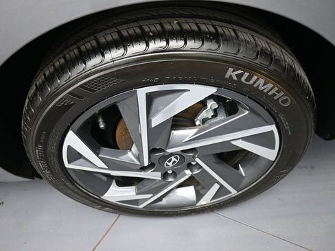 Certified 2025 Hyundai Elantra SEL image 15