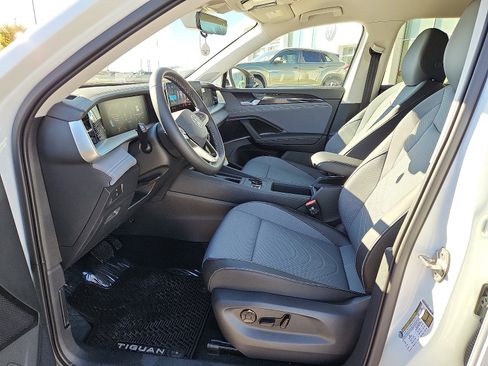 New 2026 Volkswagen Tiguan SE FWD image 13