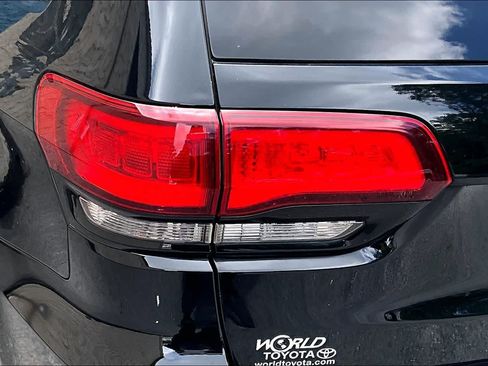 Used 2018 Jeep Grand Cherokee Altitude RWD image 29