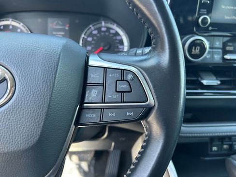 Used 2021 Toyota Highlander LE AWD/4WD image 14
