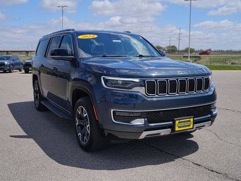 Used 2024 Jeep Wagoneer L Series III w/ Flexible Seating Group AWD/4WD image 3