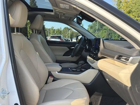 Used 2024 Toyota Highlander XLE FWD image 17