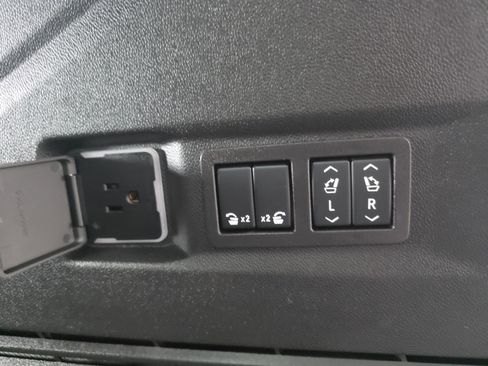 Used 2026 GMC Yukon Denali w/ Sun & Power Step Package image 19