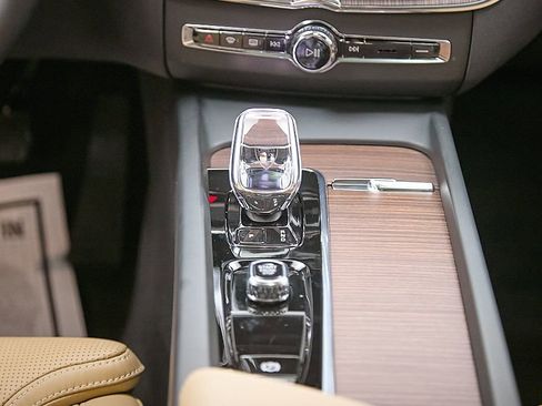 Certified 2025 Volvo XC60 B5 Ultra image 30