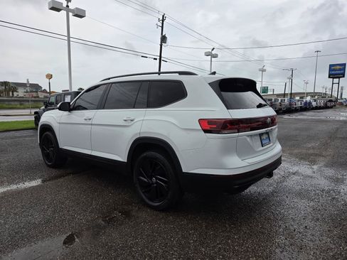 Used 2024 Volkswagen Atlas SE w/ Panoramic Sunroof Package FWD image 3