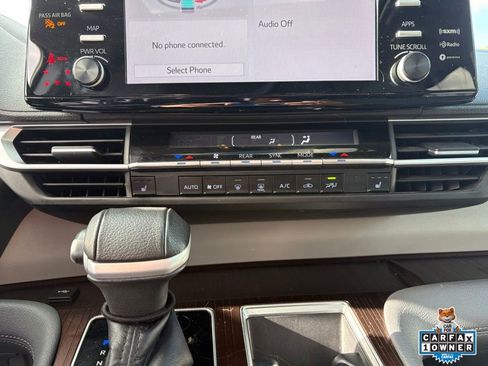 Used 2023 Toyota Sienna XLE AWD/4WD image 19