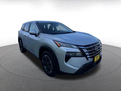 Used 2025 Nissan Rogue SV FWD image 2