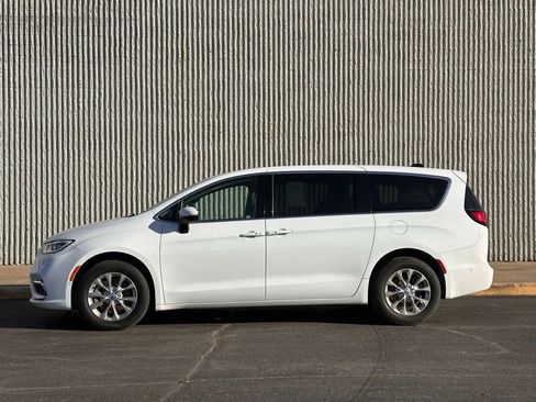 Used 2023 Chrysler Pacifica Touring-L w/ Uconnect Theater Family Group AWD/4WD image 2